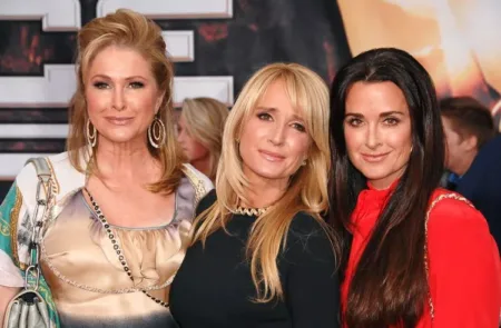 kim and kyle richards and kathy hilton 81022 40740aa70fde4433b6a61d06ca58abc13485619104772181692webp