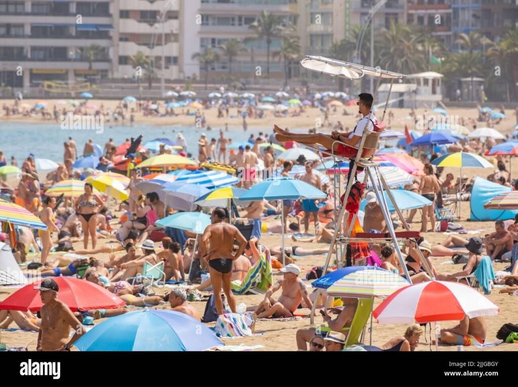 laspalmasgrancanariacanaryislandsspain26thjuly2022tourists many from the uk swelter on the city beach in l4155772878470471937jpg