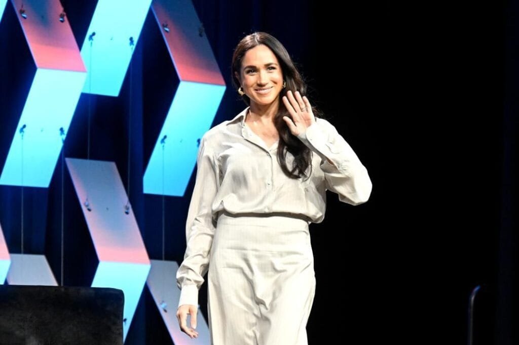 meghan duchess sussex walks onstage 783639498794536517119878694jpg