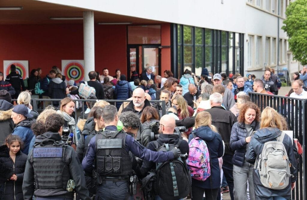School children reunited with their families this afternoon in Souffelweyersheim. Alamy Stock Photo