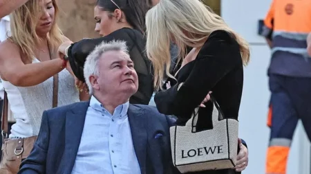 Eamonn Holmes cheeklily Grabs Girlfriend M10news
