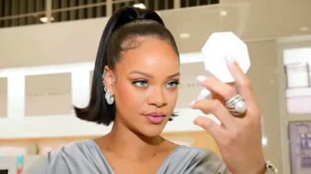 Rihanna wows in lingerie M10news