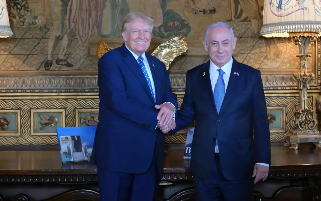 Donald Trump shakes hands with Israeli Prime Minister Benjamin Netanyahu M10news