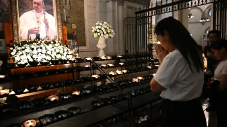 Mourners gather in St. Peter’s Square following the death of Pope Francis, with candles and tributes placed in remembrance: M10news